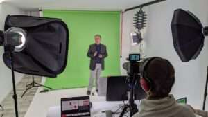 Plató de Yumagic con dos focos softbox iluminando a la persona que habla a cámara
