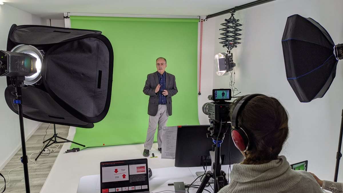 Plató de Yumagic con dos focos softbox iluminando a la persona que habla a cámara