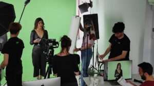 Equipo de Yumagic rodando en plató con cámara, focos y monitor de control