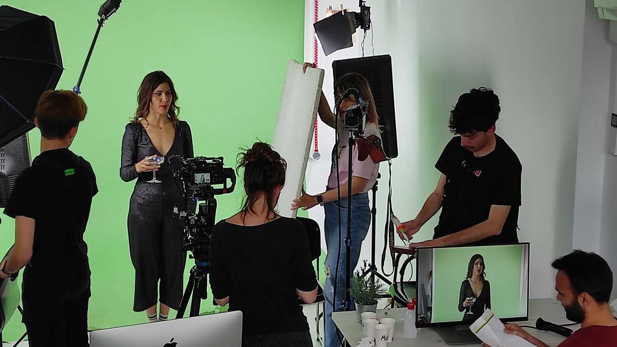 Equipo de Yumagic rodando en plató con cámara, focos y monitor de control